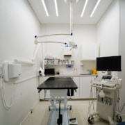 Et lokale hos Lindevang Dyreklinik fyldt med professionelt udstyr