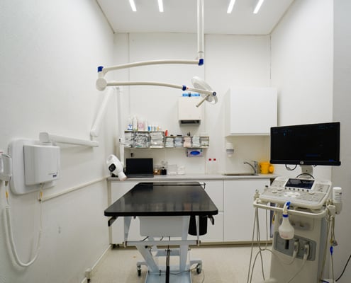 Et lokale hos Lindevang Dyreklinik fyldt med professionelt udstyr